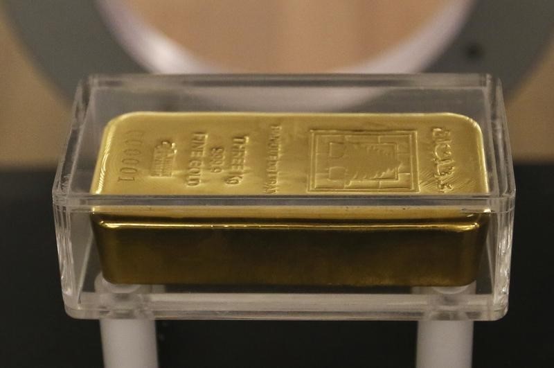 Gold prices fall as US-Iran jitters, strong inflation boost dollar By Investing.com