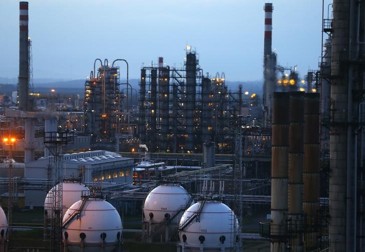 Oil prices edge lower with Iran talks, China GDP in focus By Investing.com
