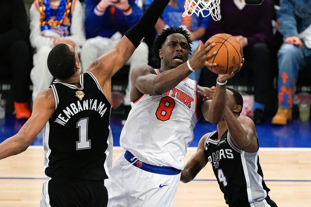 As Knicks close in on NBA gold, Spurs cling to sliver of hope