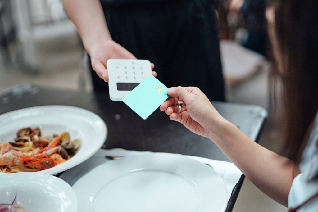 Paying cash? Why some Texas restaurants still charge credit fee.