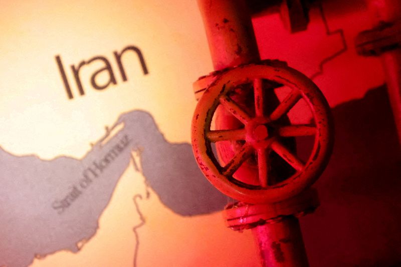 Oil climbs for 3rd straight day as Trump threatens more strikes on Iran By Investing.com