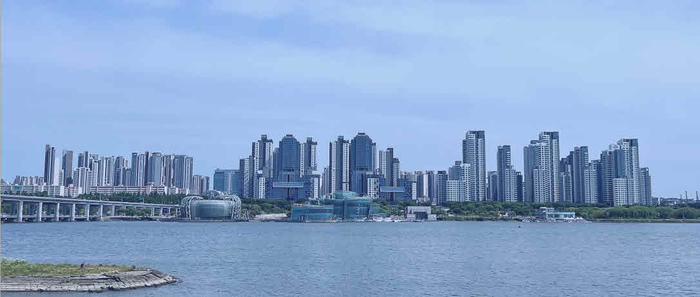 Despite strong regulations, such as the limit on mortgage loans for homes worth 2.5 billion won or m..