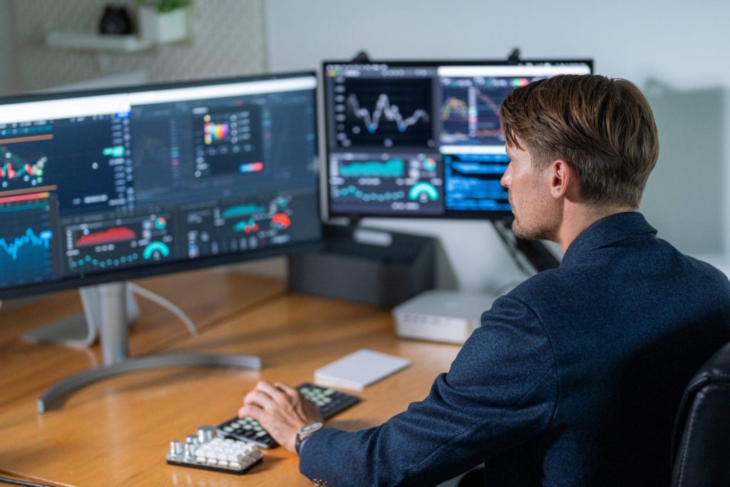 Hedge Funds Are Selling Tech Stock Hand Over Fist. Is the 2026 Melt-Up On Its Last Legs?