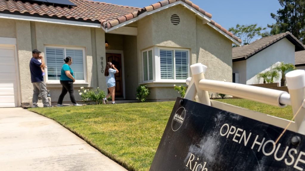 Mortgage rates rise as Treasury bond yields climb