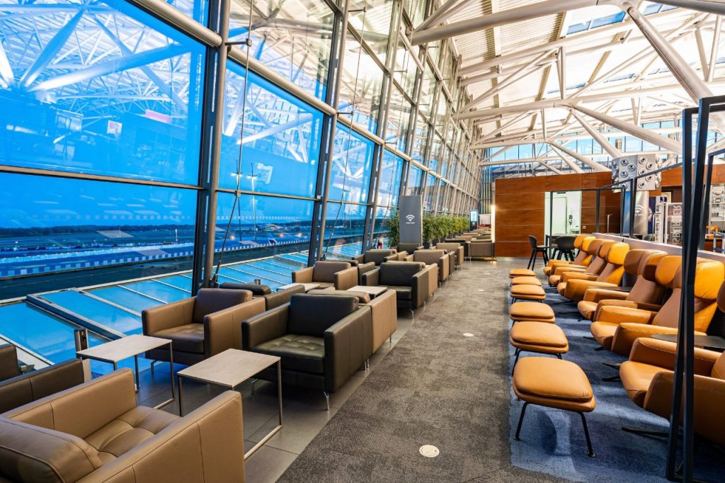 How many airport lounge visits can you enjoy for free?